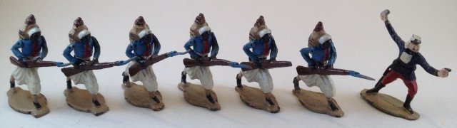 Comet Tunisians Charging: 7 pieces. Condition Very Good. Box Poor; 2 broken weapons.