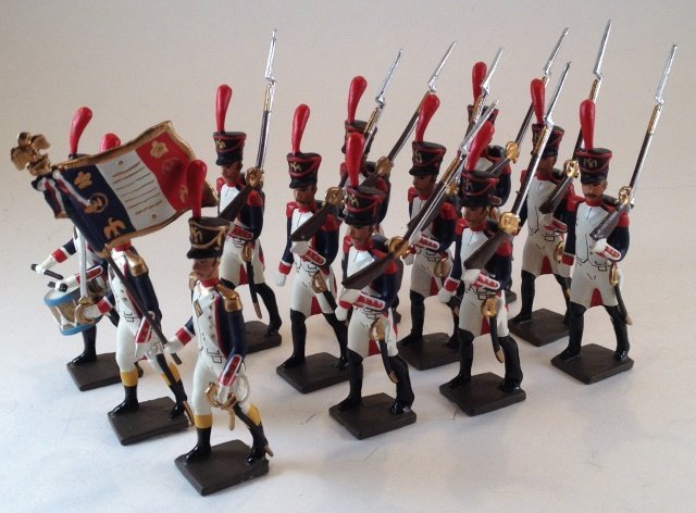 Mignot Infantry Of The Line: 12 pieces. Condition Excellent. No Box. Post War.
