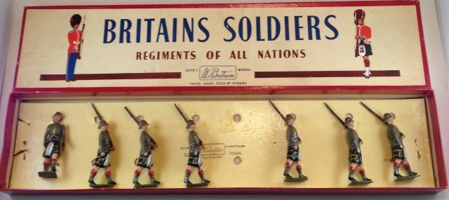 Britains Capetown Highlanders #1901: 7 pieces. Condition Very Good. Box Very Good. Missing 1 Fig. Post War.