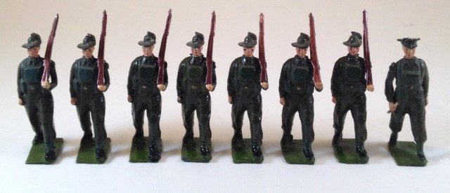 Britains New Zealand Infantry #1542: 8 pieces. Condition Very Good to Excellent. Post War.