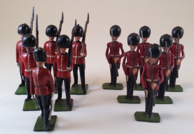 Britains Guardsman Marching & Present Arms: 12 pieces. Condition Very Good to Excellent. No Box. Post War.