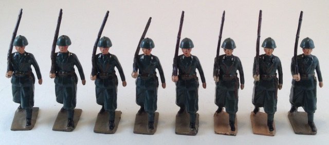 Britains Italian Infantry #1435: 8 pieces. Condition Very Good. No Box. Post War