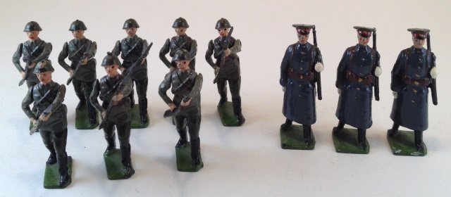 Britains Red Army Infantry #2027 & 2032: 11 pieces. Condition Good to Very Good; 1 broken gun. Post War.