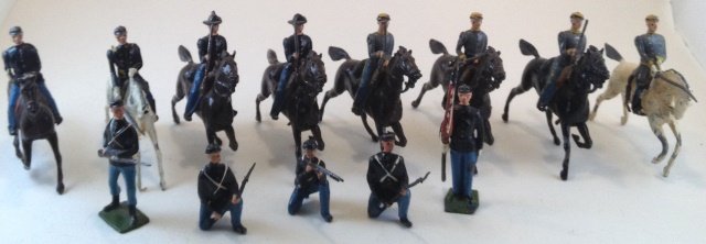 Britains Union & Confederate #2055 & 2056: 13 pieces. Condition Good to Very Good. No Box. Post War.