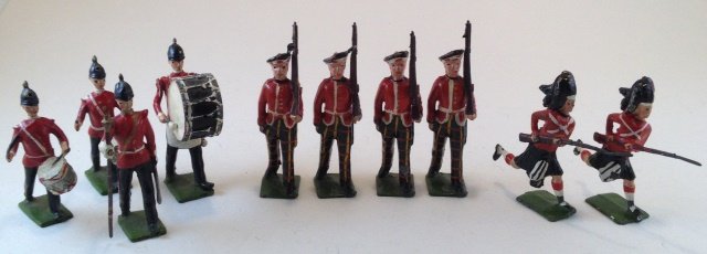 Britains Band Of The Line, Black Watch, Royal Scot: 10 pieces. Condition Very Good. No Box; 3 broken figures. Post War.