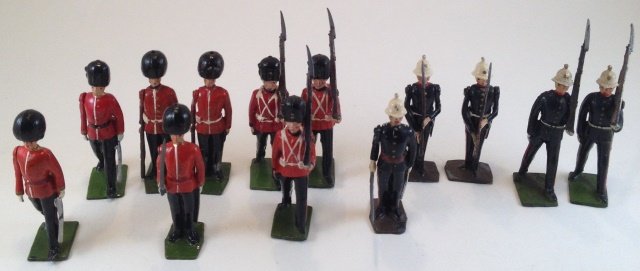 Britains Coldstream Guards, Royal Marines: 13 pieces. Condition Very Good to Excellent. No Box. Post War.