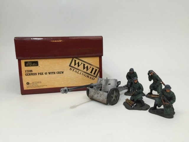 W Britain German Pak 40 with Crew Set #17599: World War II Stalingrad. With original box. 5 pieces. Condition Excellent.