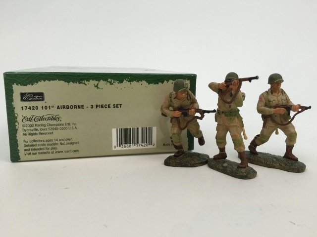 W Britain 101st Airborne Set #17420: World War II. Ertl Collectibles. With original box. 3 pieces. Condition Excellent.