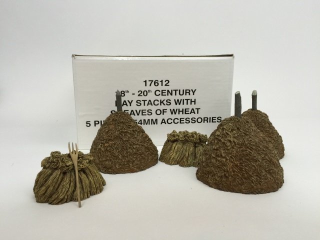 W Britain Hay Stacks Set #17612: 18th - 20th Century Hay Stacks with Sheaves of Wheat. With original box and 54mm Accessories. 5 pieces. Condition Excellent.