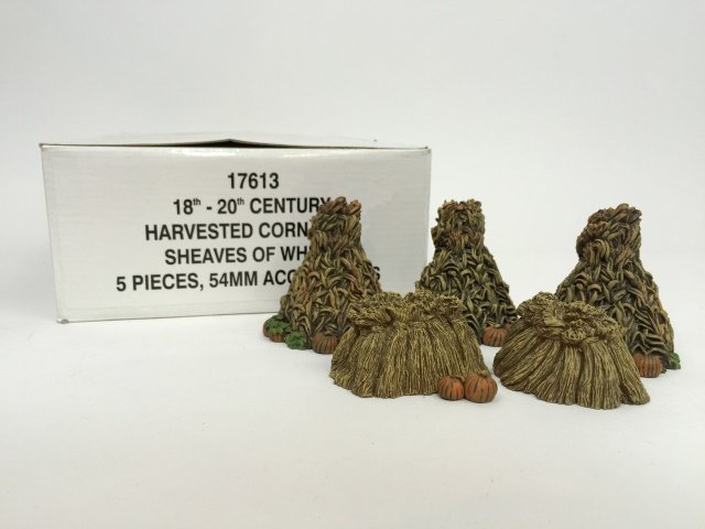 W Britain Harvested Corn Set #17613: 18th - 20th Century Harvested Corn with Sheaves of Wheat. With original box and 54mm Accessories. 5 pieces. Condition Excellent.