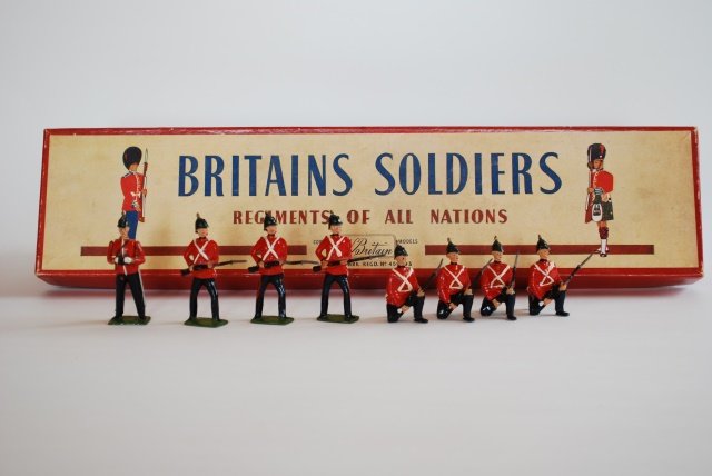 Britains Set #17 Somerset Light Infantry: Prince Albert's light infantry. Post War. 8 pieces in original R.O.A.N. box. Untied. Condition very good. Box good.