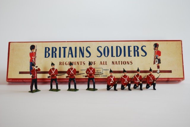 Britains Set #17 Somerset Light Infantry: Prince Albert's light infantry. Post War. 8 pieces in original R.O.A.N. box. Condition very good. Box very good, (one corner of box split).