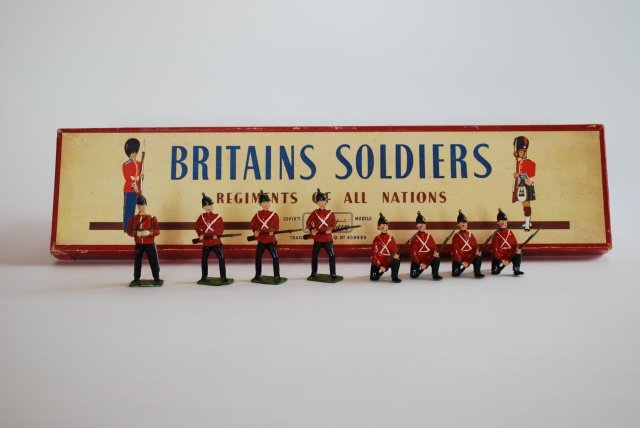 Britains Set #17 Somerset Light Infantry: Prince Albert's light infantry. Post War. 8 pieces in original R.O.A.N. box. Condition very good; box very good.