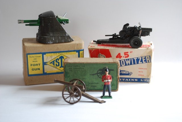Britains and Astra Gun etc.: Post War. 4 pieces: Astra Gun is garrison mounted. A Britains 4.5 Howitzer and a Britains Royal Artillery gun. All 3 guns in original boxes. And an infantry of the line officer. Condition good.