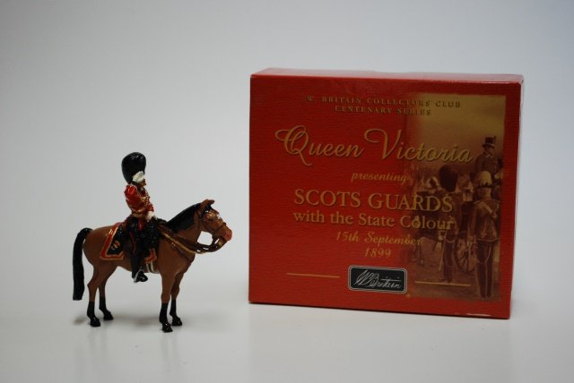 Britains Set #5993 Scots Guards Duke: Duke of Connaught, mounted. One piece. Queen Victoria Presenting the Colours Series. With illustrated box. Condition mint.