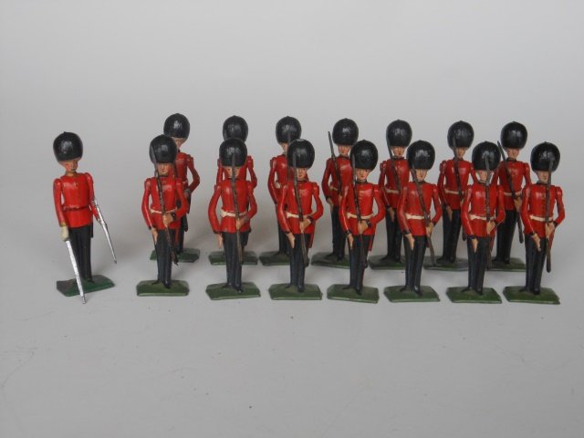 Britains Scots Guard assortment: 14 pieces at present arms. Post War. And a Pre-War Coldstream Guards officer. Unboxed. Condition very good.