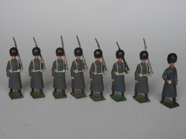 Britains Set #312 Grenadier Guards, Winter: 8 pieces. Post War. Unboxed. Condition very good.