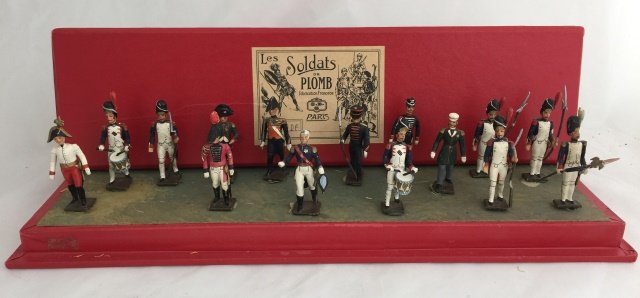 Mignot ADF: Post War. With original stand up box. 15 pieces. Condition figures very good; two plumes detached but present. Condition box excellent.