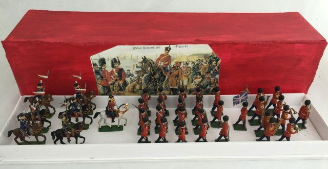 Heyde British Army Procession: Post War. In reproduction stand up box. Nice set containing Guardsmen Band, Infantry and Mounted Hussars. 36 pieces. Condition figures excellent.