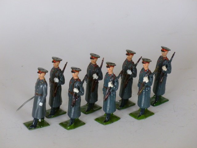 Britains Set #2027 Russians in Winter Dress: Post War. 8 pieces. Unboxed. Condition excellent.