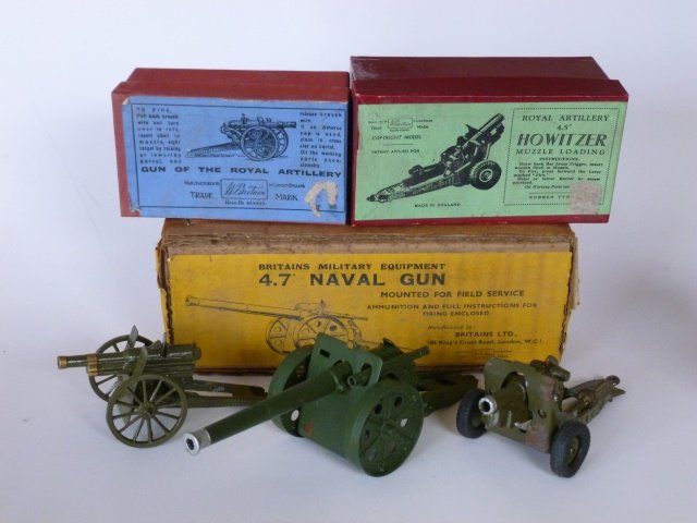 Britains Artillery: #1264 4.7 Naval Gun; #1292 Royal Artillery Gun; #1725 4.5 Howitzer. 3 items, all with original boxes. Pre-War and Post War. Condition excellent. Boxes vey good.