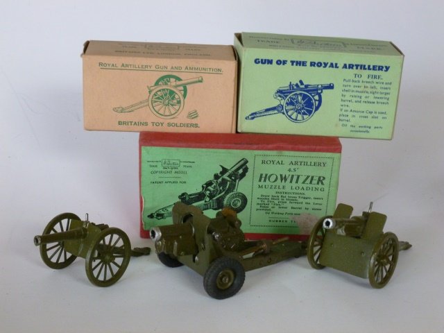 Britains Artillery: #1725 4.5 Howitzer; #1292 Royal Artillery Gun: #1263 Royal Artillery Gun. 3 items, all with original boxes. Post War. Condition excellent. Boxes very good.