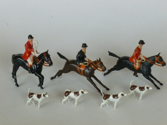 Britains Fox Hunting Series: Hunt Master, Huntsman and Huntswoman full-cry and 4 hounds. Post War. 7 pieces. Unboxed. Condition excellent.