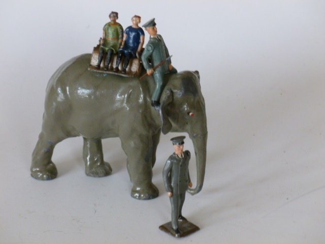 Britains Set #25Z Elephant Ride: Set comprising of #901 Indian Elephant; #932 seated Keeper; #931 walking Keeper; two girls riding on incorrect howdah (Barrett & Son). 6 pieces. Mixture of Post War and Pre-War. Condition very good.
