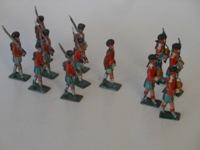 Heyde Highlanders with Pipers: 12 pieces. Unboxed. Condition very good.