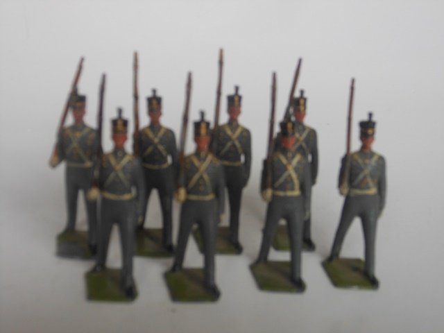 Britains Set #226 West Point Cadets, Winter: 8 pieces. Pre-War. Unboxed. Condition very good.