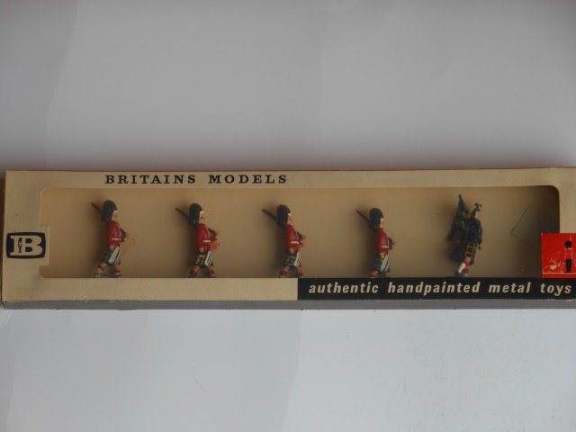 Britains Set #9131 Gordon Highlanders: 5 pieces. Post War. Tied in original cellophane fronted box. Condition excellent. Box excellent.