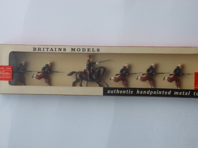 Britains Set #9166 French Zouaves, charging: 6 pieces. Post War. Tied in original cellophane fronted box. Condition excellent. Box excellent.
