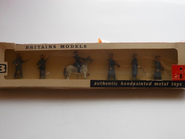 Britains Set #9174 Russian Infantry, Winter: with mounted officer. 6 pieces. Post War. Tied in original cellophane fronted box. Condition excellent. Box excellent.