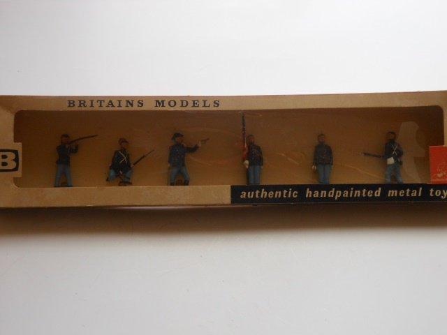 Britains Set #9187 US Union Infantry: 6 pieces. Post War. Tied in original cellophane fronted box. Condition excellent. Box excellent.
