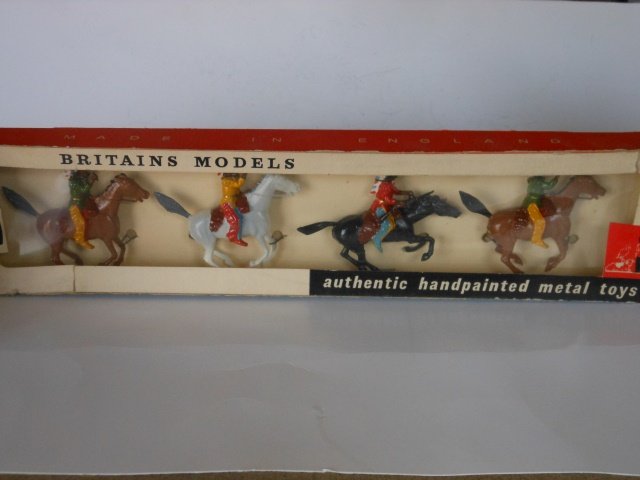 Britains Set #9289 North American Indians: mounted 4 pieces. Post War. Tied in original cellophane fronted box. Condition excellent. Box excellent.