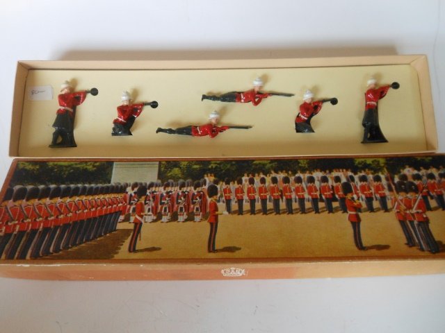 Britains Set #3S Second Grade Highlanders: 6 pieces. Secured in original illustrated box. Post War. Condition excellent. Box very good.