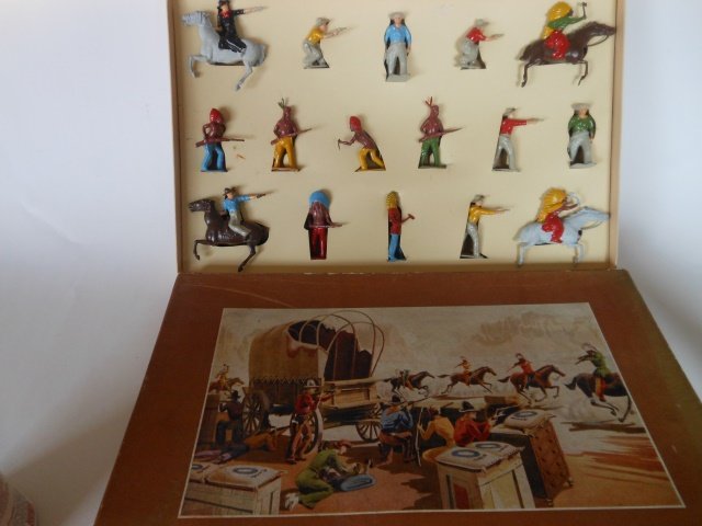 Britains Set #44S Cowboy & Indian 2nd Grade: 15 pieces. Post War. Secured in original illustrated box. Condition excellent. Box very good.