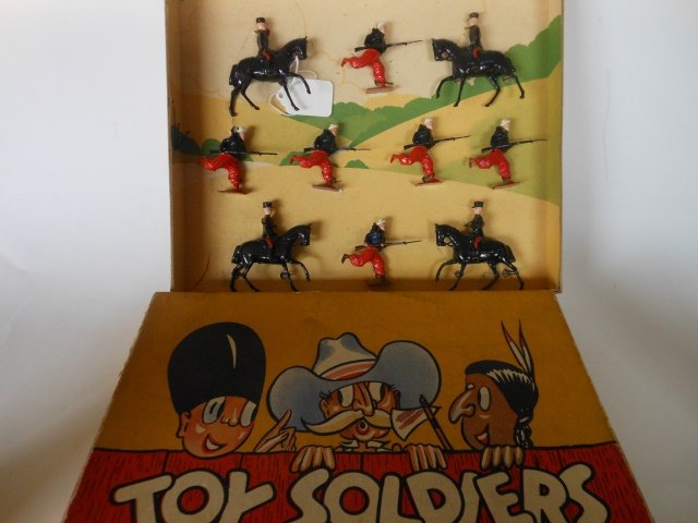 Britains Set #227S Second Grade French Display: RARE 10 pieces. Post War. Secured in original illustrated box. Condition excellent. Box very good.