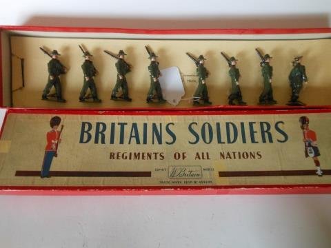 Britains Set #2031 Australian Infantry, Khaki: 8 pieces. Post War. Tied in original R.O.A.N. box. Condition excellent. Box very good.