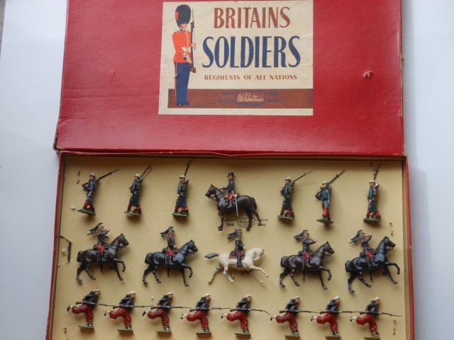 Britains Set #2050 French Display: VERY RARE 20 pieces. Post war. Tied in original R.O.A.N. box. Condition excellent. Box good (2 corners of lid split)