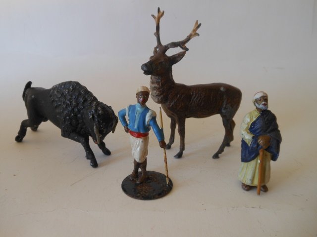 Heyde North African Natives: a buffalo and a stag. Pre-War. 4 pieces. Unboxed. Condition excellent.
