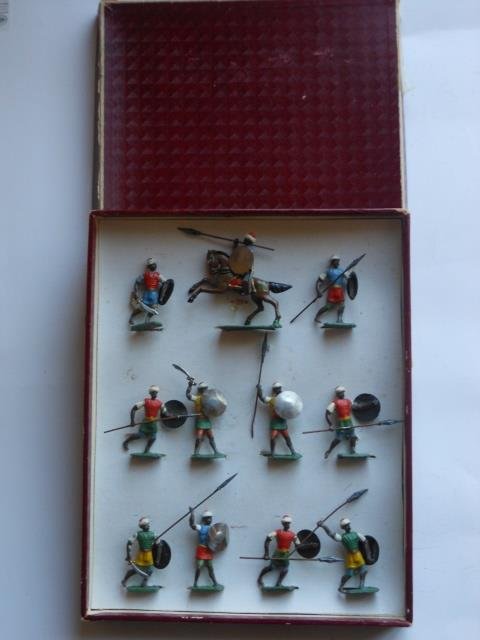Heyde Saracens: with original box. 11 pieces. Pre-War. Condition very good. Box very good. (corners of lid split)