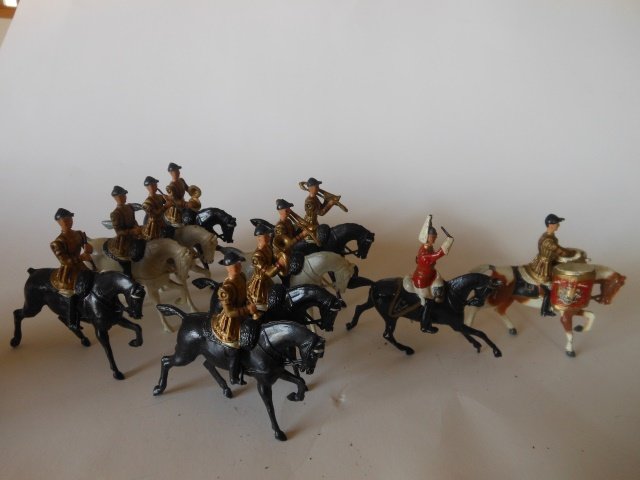 Britains from Set #101 Life Guards Band: 10 pieces. Post War. unboxed. Condition very good; One tail missing.