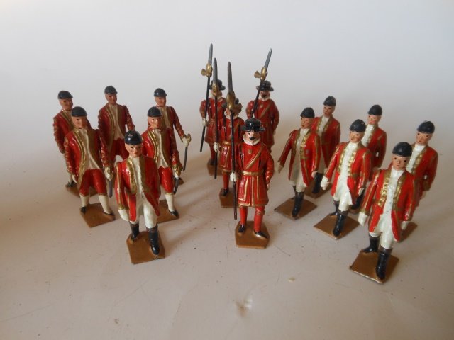 Britains from Set #1475 Grooms, Footmen, and: Yeomen. 16 pieces. Post War. Unboxed. Condition very good.