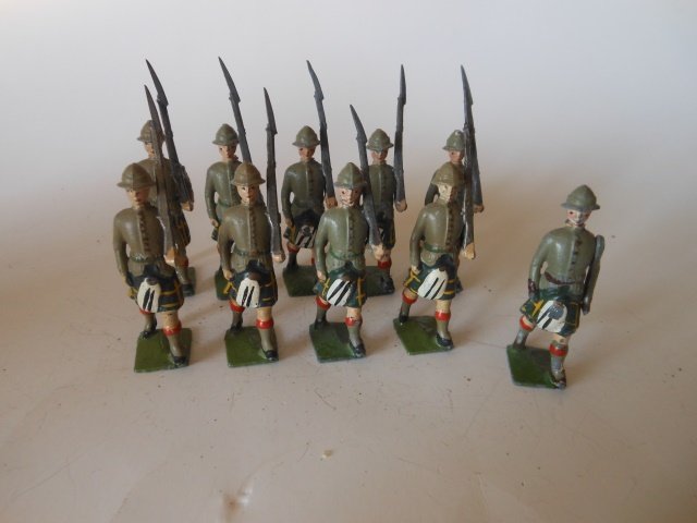 Britains from Set #1901 Cape Town Highlanders: 10 pieces. Post War. unboxed. Condition very good.