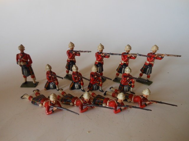 Britains from Set #2025 Highlanders firing: 13 pieces. Post War. Unboxed. Condition very good.