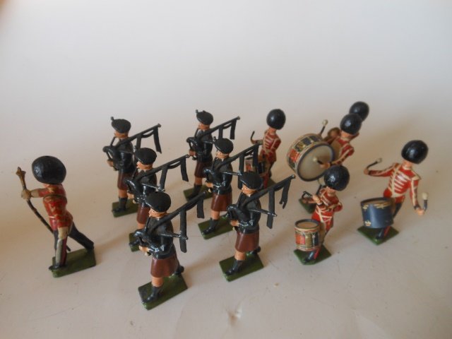 Britains Set #2096 Irish Guards Pipe Band: 12 pieces. Post War. Unboxed. Condition very good. (Tenor Drummer has flaking drum decals.)