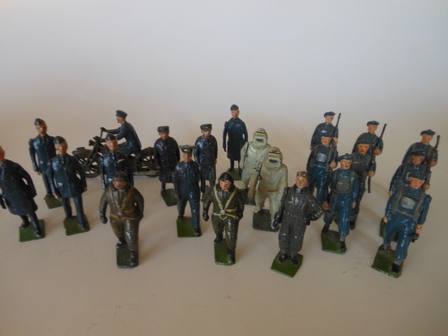 Britains Set #2011 R.A.F. Display Set: 22 pieces. Post War. Unboxed. Condition very good.