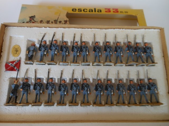 Alymer 33-mm Confederate Infantry: 25 pieces. Post War. In original box. Condition very good. Box good.