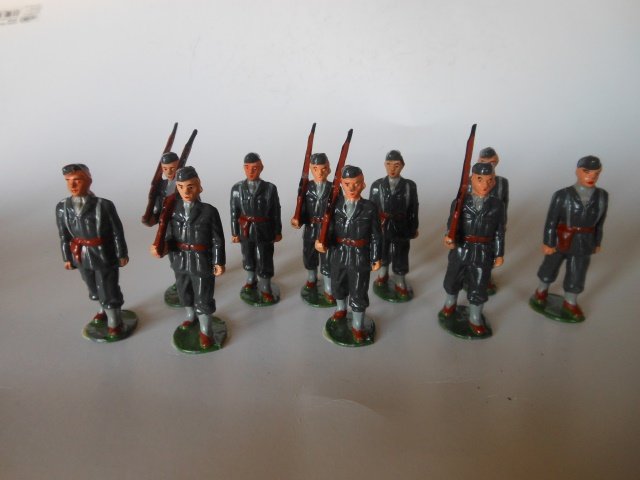 Timpo G.I.'s Marching: 10 pieces. Post War. Unboxed. Condition excellent.